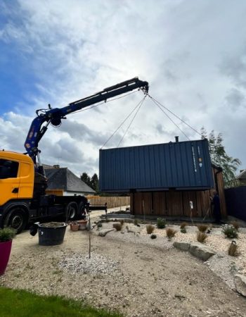 Livraison-et-dechargement-dun-container-maritime-de-20-pieds-avec-un-camion-grue